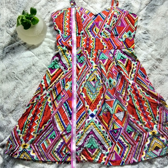 Material Girl Aztec Geometric Cut Out Tunic Top XS - Picture 5 of 7